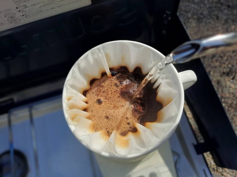アウトドアコーヒー-庭-カリタ-コーヒーミル-コーヒーポット-コーヒードリッパー