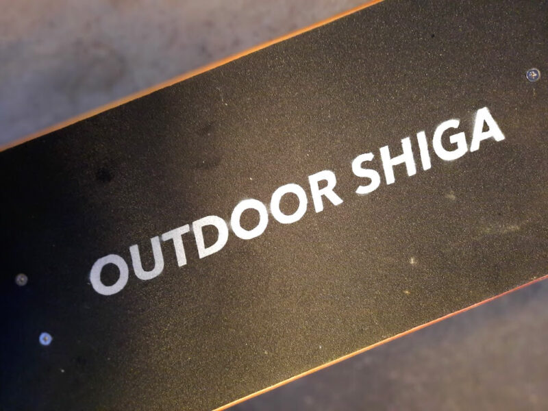 キャンプ用に自作した「スケボーテーブル」にカラースプレー塗装でロゴ入れしてみた。｜OUTDOOR SHIGA(アウトドアシガ)